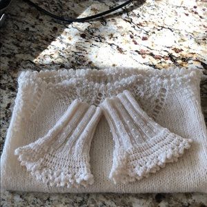 Neck muffler with wrist scarfs